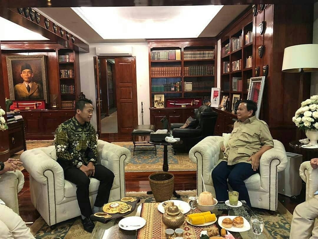 BERTEMU PRESIDEN: Daud Yordan, petinju kebanggaan Kalimantan Barat, yang sekaligus Anggota DPD RI, saat bertemu Presiden Prabowo.