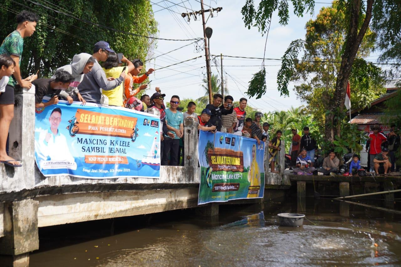 MANCING LELE: Wali Kota Pontianak Edi Rusdi Kamtono melepas secara simbolis satu ekor ikan lele seberat 7 kg sebagai jackpot Lomba Mancing Lele di Parit Sungai Jawi.