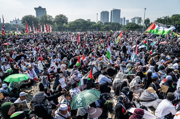 Pengunjuk rasa berkumpul saat mengikuti aksi akbar bela Palestina di kawasan Monas, Jakarta, Minggu (3/8/2025). Aksi tersebut merupakan bentuk solidaritas untuk rakyat Palestina dan mendesak pemerintah Mesir dan Yordania agar membuka blokade serta memfasi