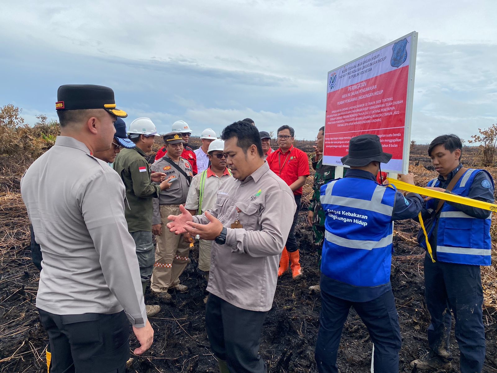 SEGEL LAHAN: Satgas Gakkum KLH saat menyegel lahan terbakar di konsesi PT. Putra Lirik Domas (PLD), Kecamatan Rasau Jaya, Kubu Raya, Sabtu (2/8). Lokasi kebakaran berada dekat lahan warga.