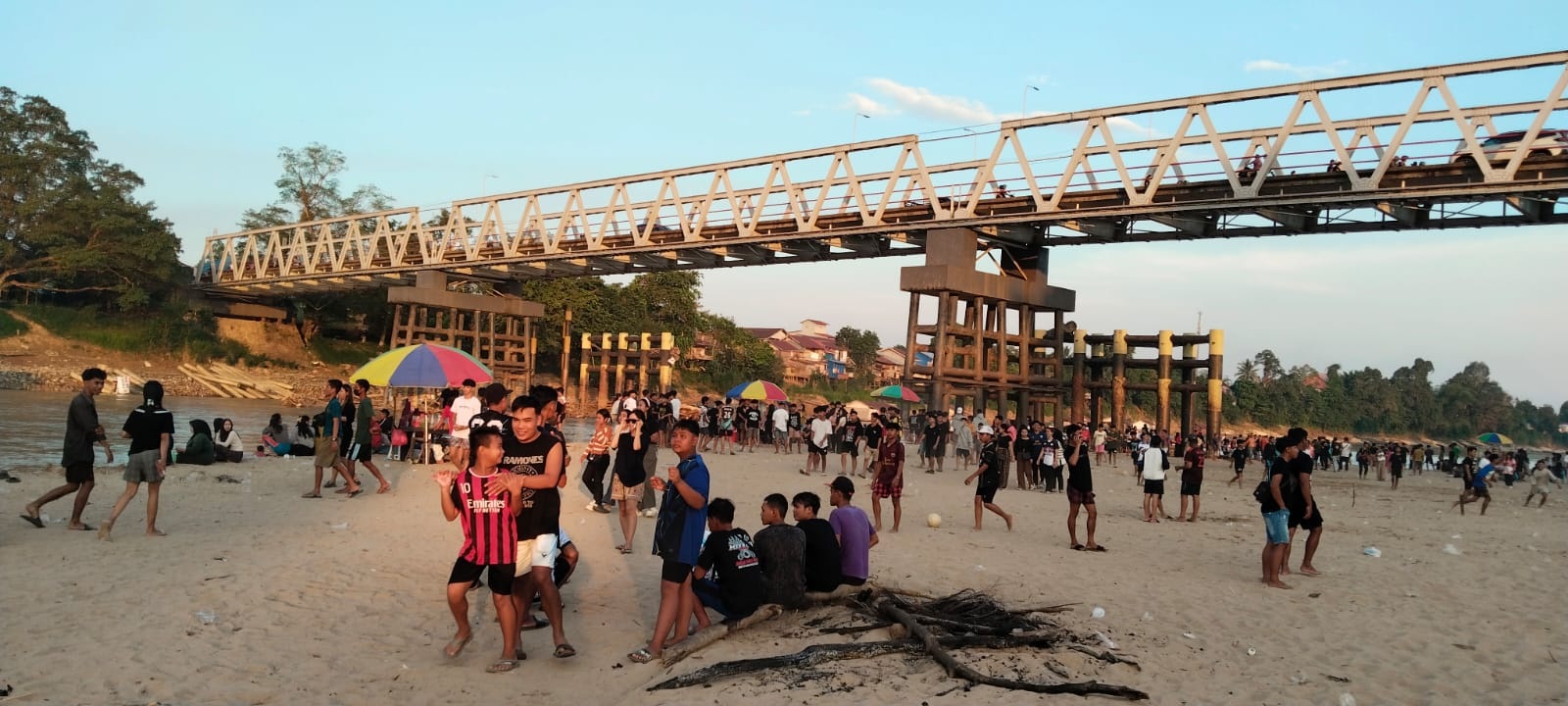 WISATA DADAKAN: Warga memadati area pasir yang muncul di bawah Jembatan Melawi Satu, Sungai Pinoh, menjadikannya tempat wisata dadakan di tengah musim kemarau, Jumat (1/8).  //Wandi/Pontianak Post