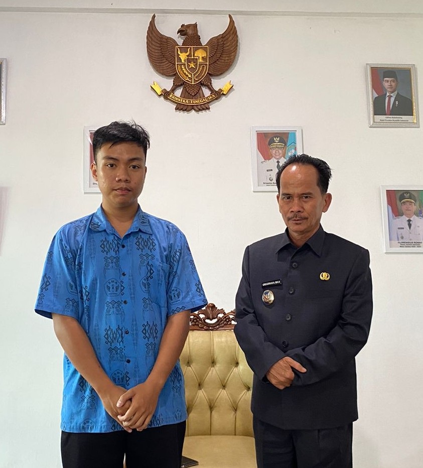 DIABADIKAN: Rapha Pramadhani bersama Bupati Sintang Gregorius Herkulanus Bala.