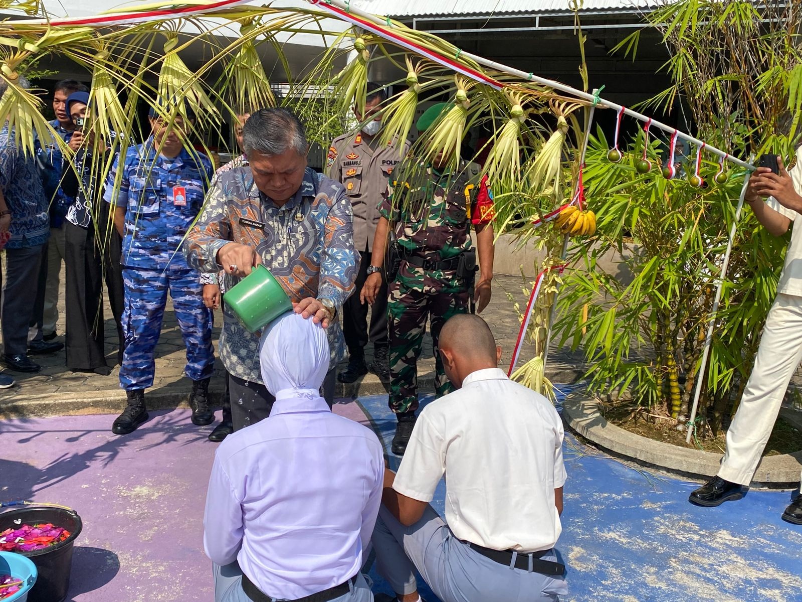 RITUAL: Sekda Kubu Raya, Yusran Anizam, saat ritual pembukaan pembekalan calon Paskibraka Kubu Raya Tahun 2025 di Aula Hotel Dangau, Jumat (1/8).