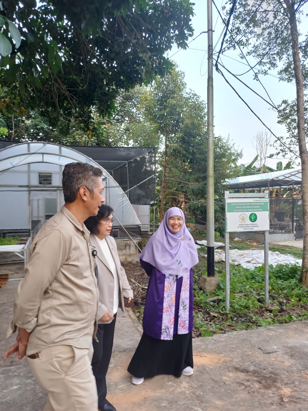 TINJAU: Staf Ahli Menteri Kehutanan Bidang Perubahan Iklim, Haruni Krisnawati (tengah) meninjau Laboratorium Persemaian bantuan PT Mayawana Persada, didampingi Kepala BPHL Kalbar