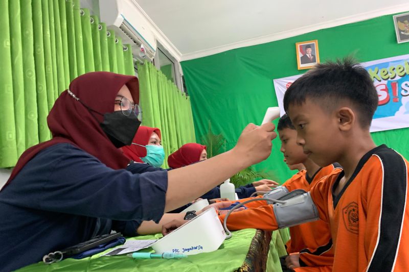 Siswa mengikuti pemeriksaan kesehatan dalam Cek Kesehatan Gratis (CKG) tahap dua kepada pelajar di MIN 8 Jakarta, Srengseng Sawah, Kota Jakarta Selatan, pada Senin (4/8/2025).