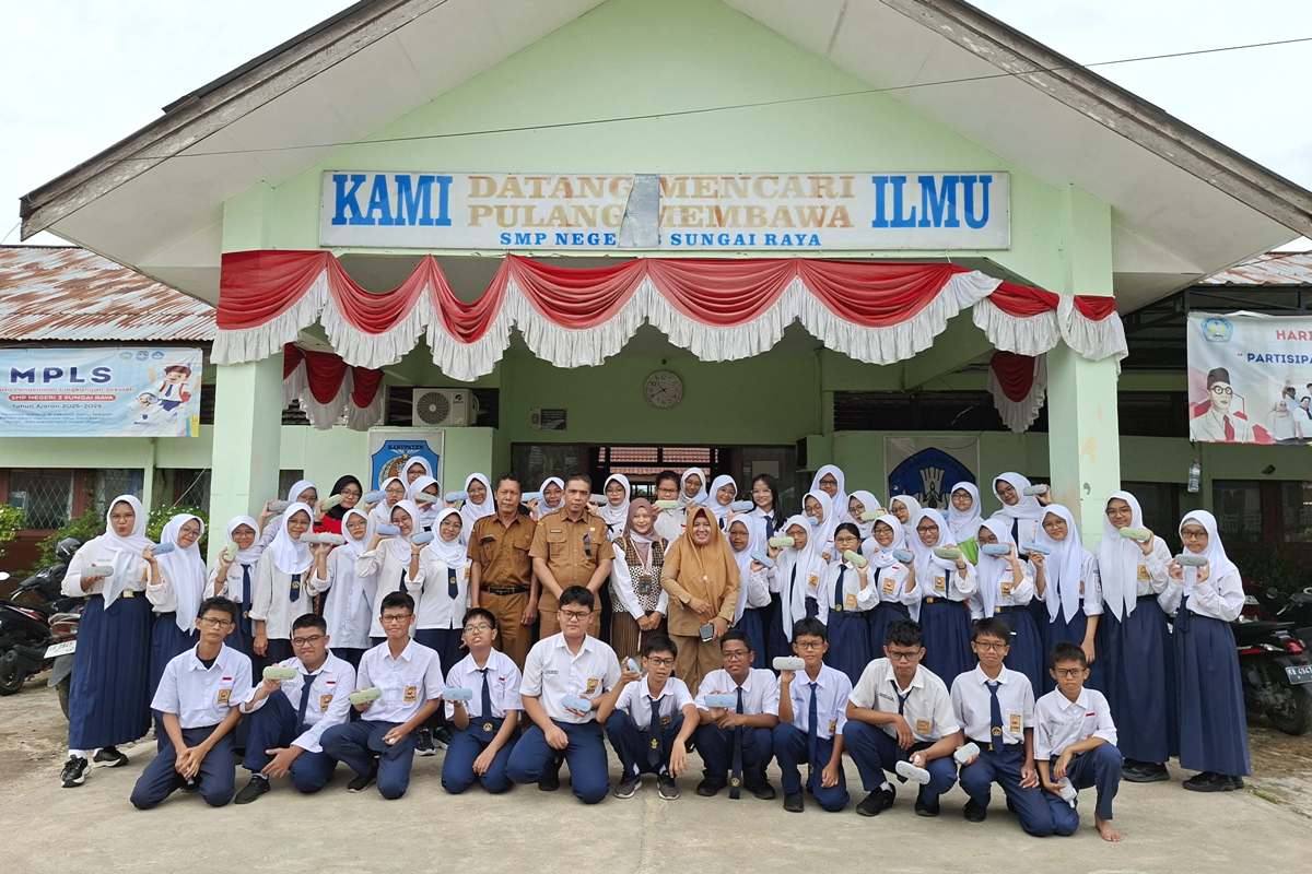 Perwakilan Bandara Internasional Supadio berfoto bersama guru dan siswa SMP Negeri 3 Sungai Raya setelah penyerahan bantuan kacamata gratis, Senin (4/8/2025)