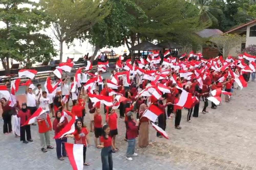 Peserta mengibarkan 200 bendera merah putih di kegiatan Summer Camp 42 Pulau Temajo, 2-3 Agustus 2025 lalu.