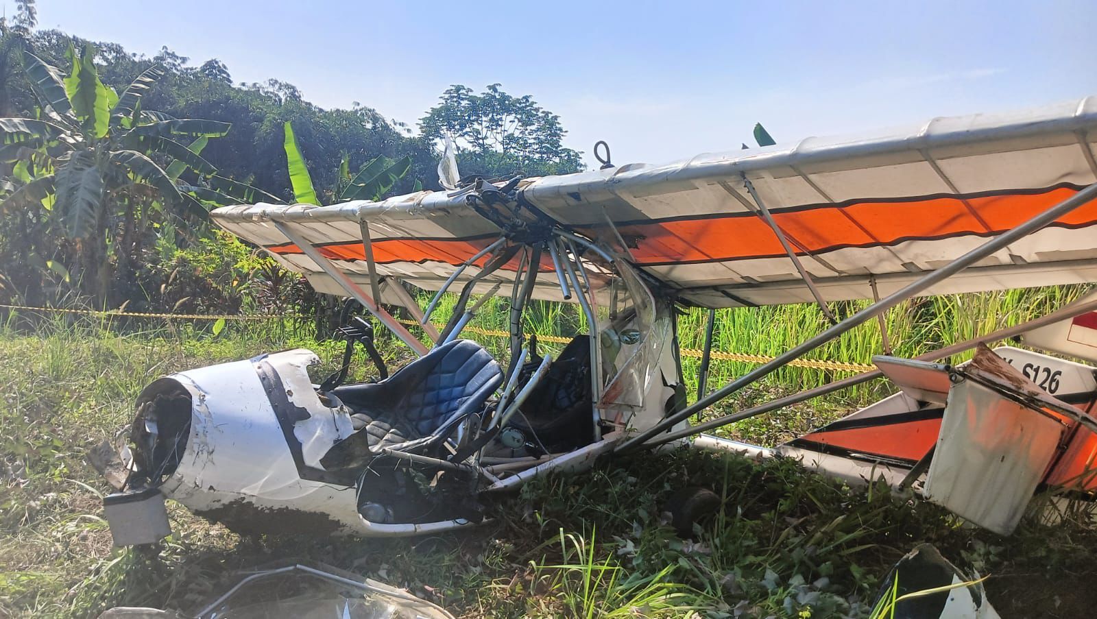 Pesawat latih milik Federasi Aerosport Seluruh Indonesia (FASI) dilaporkan jatuh di kawasan Ciampea, Bogor. Menewaskan Marsma TNI Fajar Adrianto.