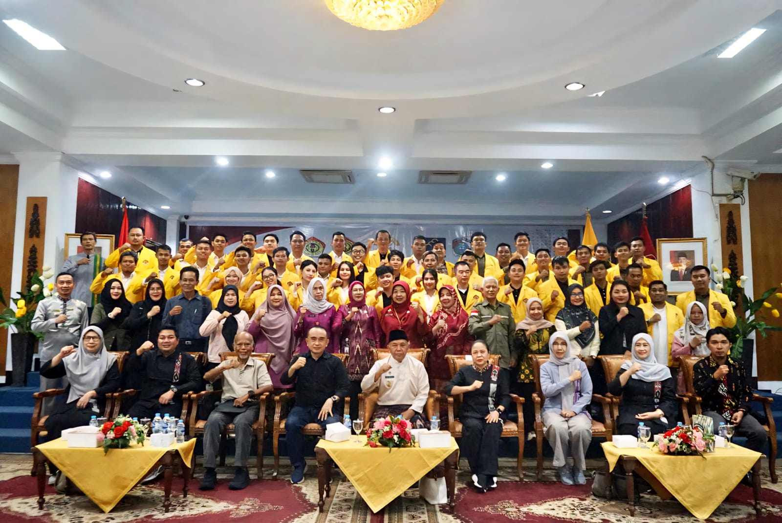 MAHASISWA: Wabup berfoto bersama mahasiswa UPB yang melaksanakan KP KKN dan tamu undangan.