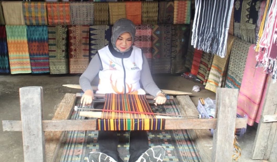 SONGKET : Kepala Disporapar Kalbar, Windy Prihastari, mencoba alat tenun songket tradisional saat mengunjungi Desa Adat Sade, Lombok Tengah, NTB.
