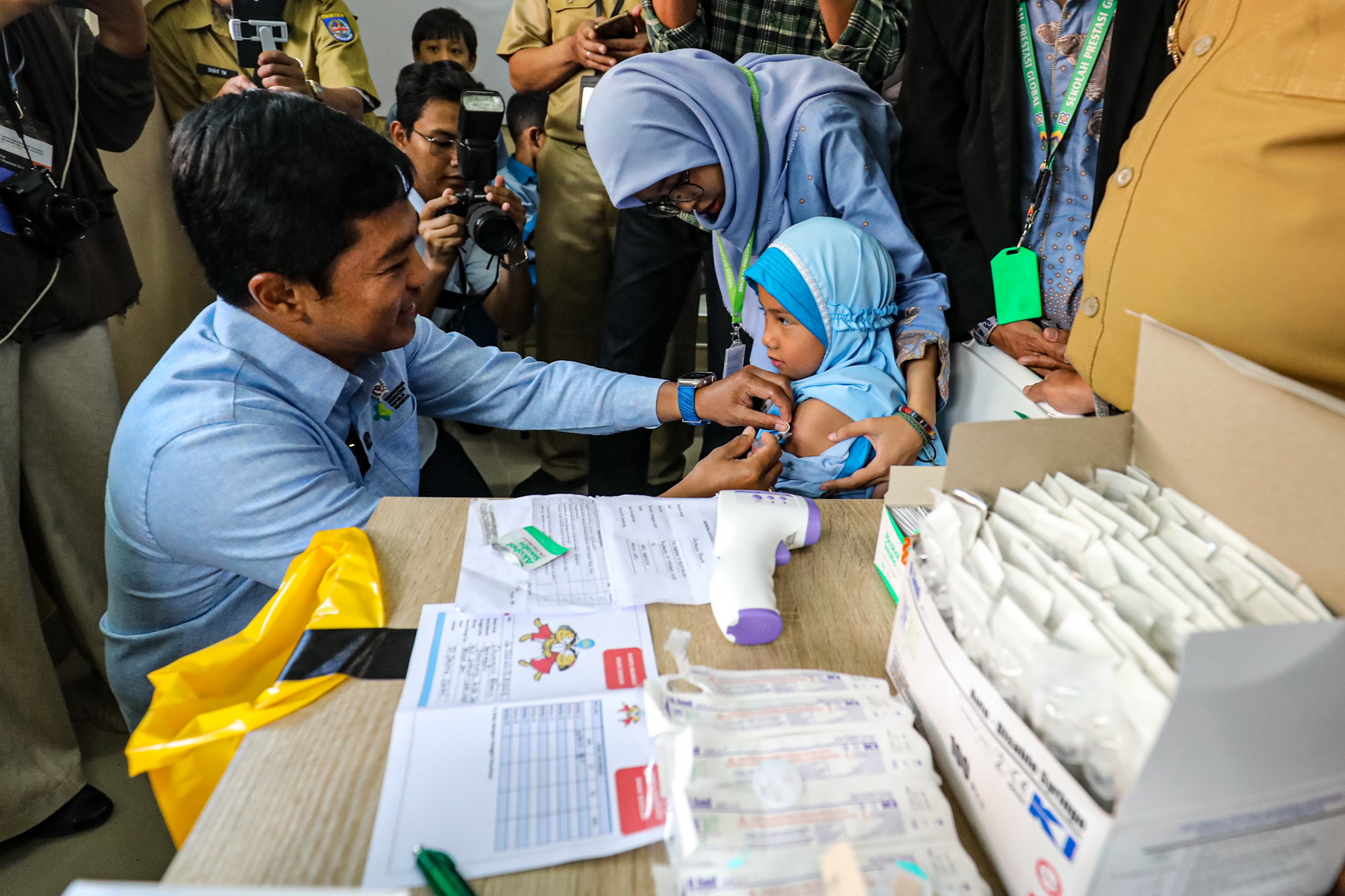 Wakil Menteri Kesehatan Dante Saksono Harbuwono (kiri) menyuntikkan vaksin imunisasi Measles and Rubella (MR) saat pelaksanaan program Cek Kesehatan Gratis (CKG) Sekolah di SD Prestasi Global, Depok, Jawa Barat, Senin (4/8/2025). Pemerintah mulai melaksan