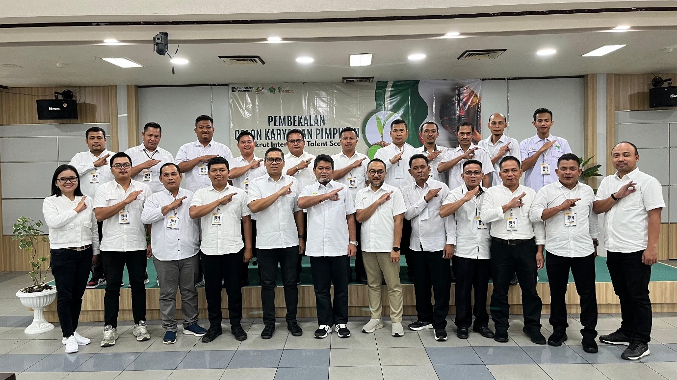 FOTO BERSAMA : Foto bersama dalam kegiatan pembekalan Calon Karyawan Pimpinan (CKP) PTPN IV Regional 5.