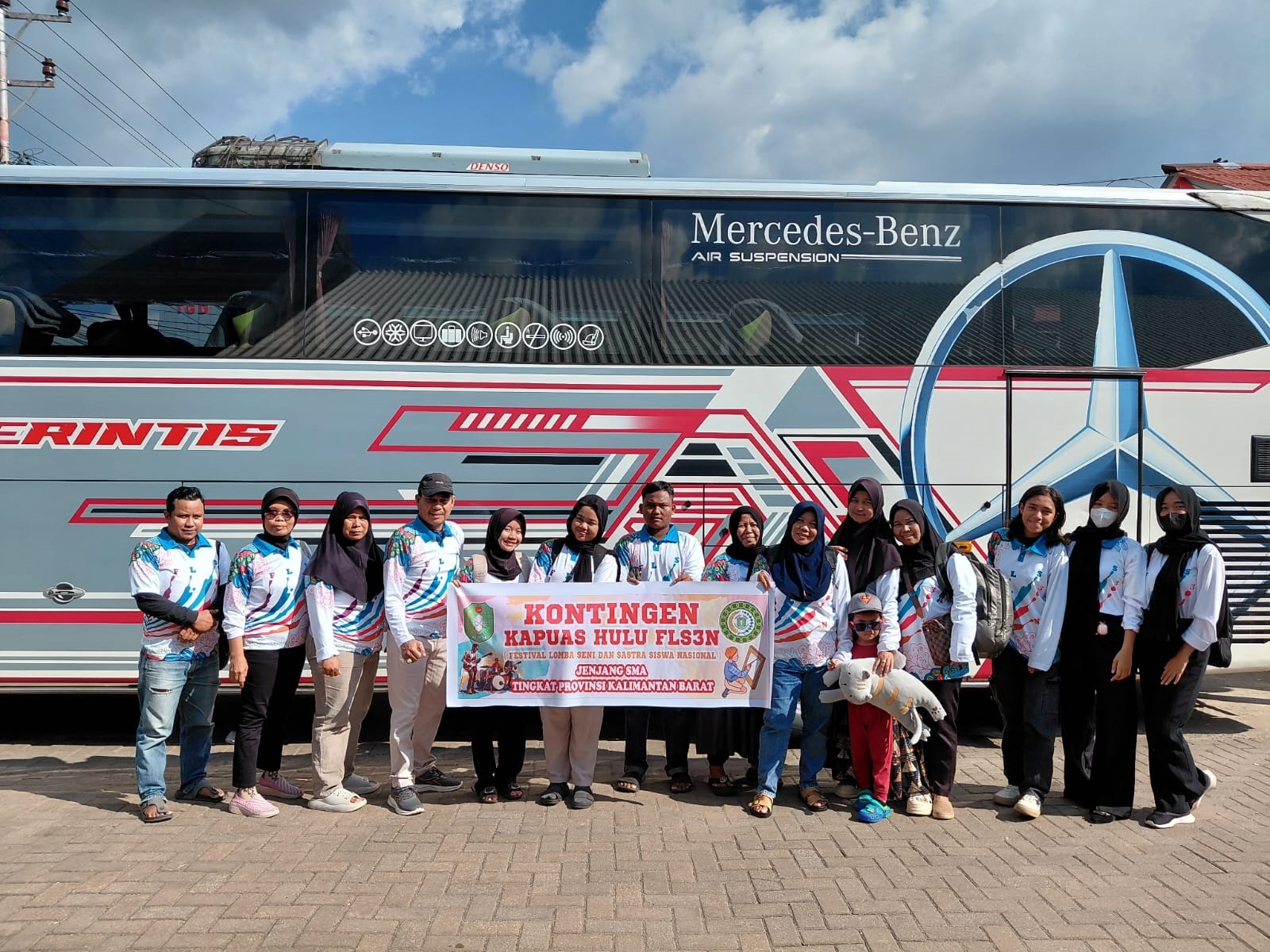 FLS3N  : Pelajar SMA di Kapuas Hulu yang mengikuti FLS3N tingkat Provinsi Kalbar di Pontianak.