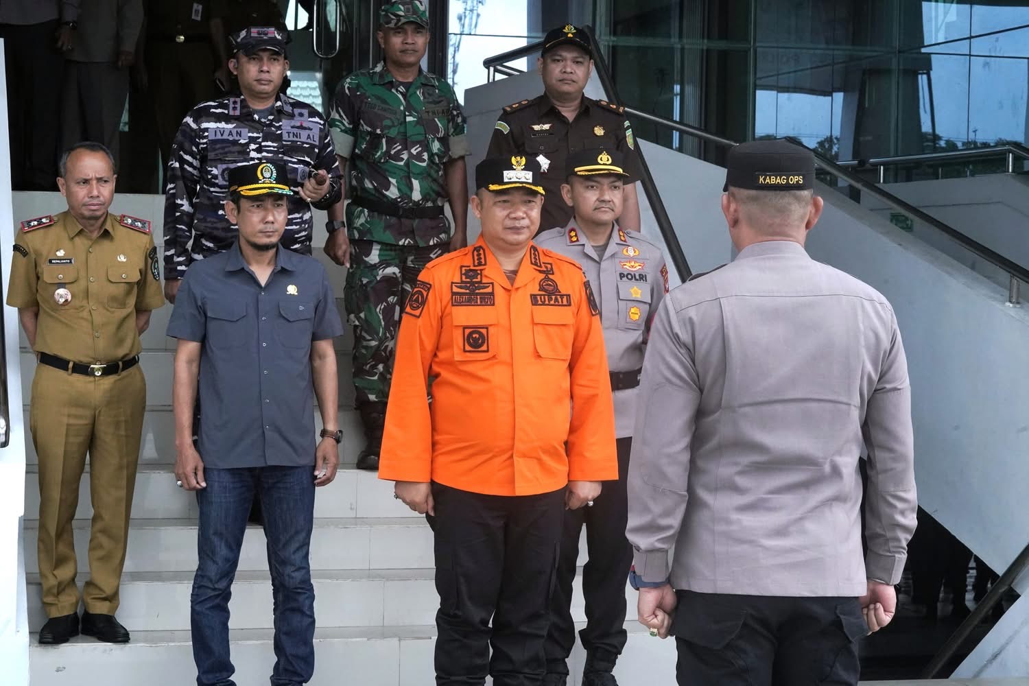APEL GABUNGAN : Bupati Ketapang, Alexander Wilyo, memimpin apel gabungan di halaman Kantor Bupati Ketapang, Senin (4/8).