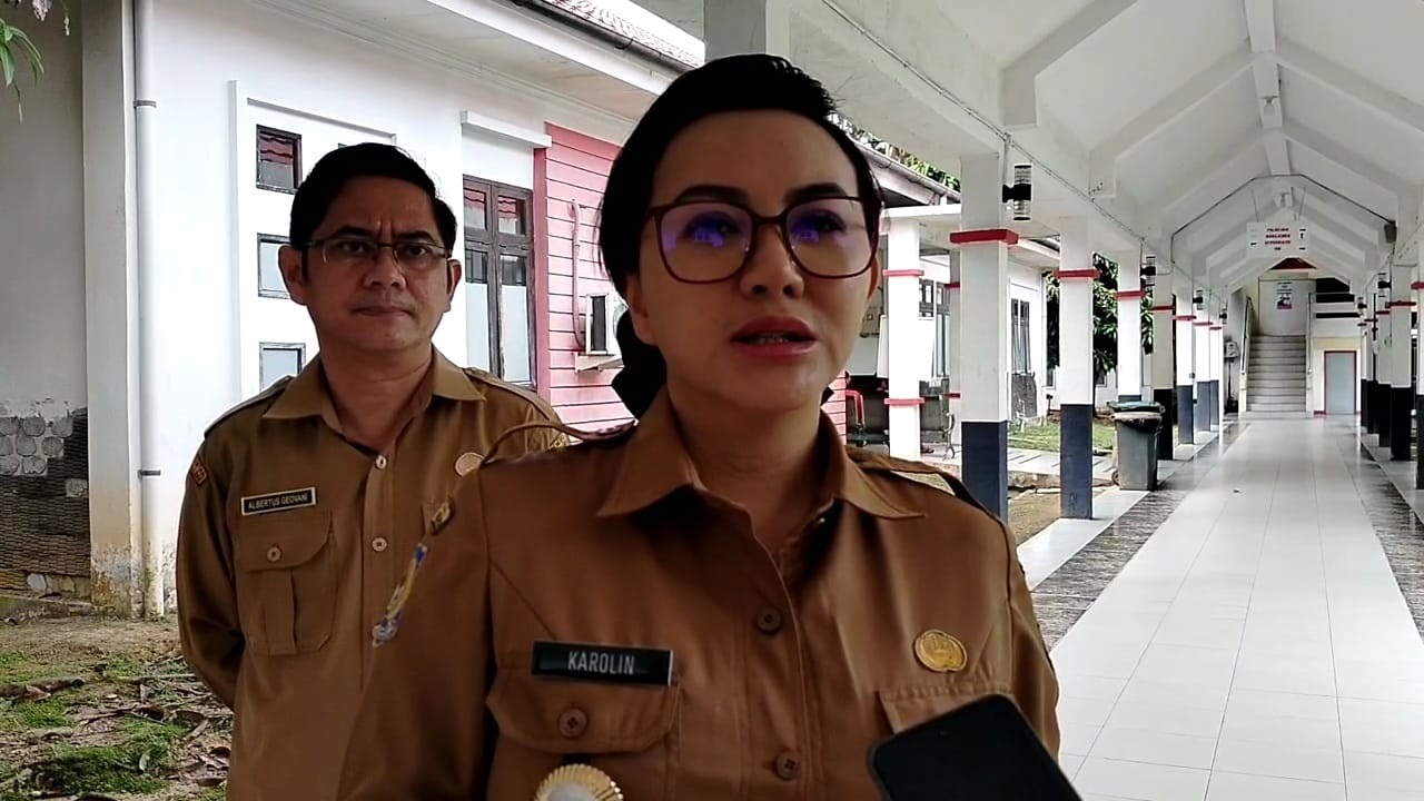 Bupati dan wakil Bupati Landak Karolin Margret Natasa dan Erani saat berada di RSUD Landak, menjenguk warga korban penusukan.