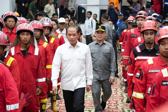 APEL : Menteri Lingkungan Hidup Hanif Faisol Nurofiq didampingi Gubernur Kalbar, Drs. H. Ria Norsan, MM, MH., memimpin apel siaga pengendalian kebakaran hutan dan lahan di Provinsi Kalimantan Barat.