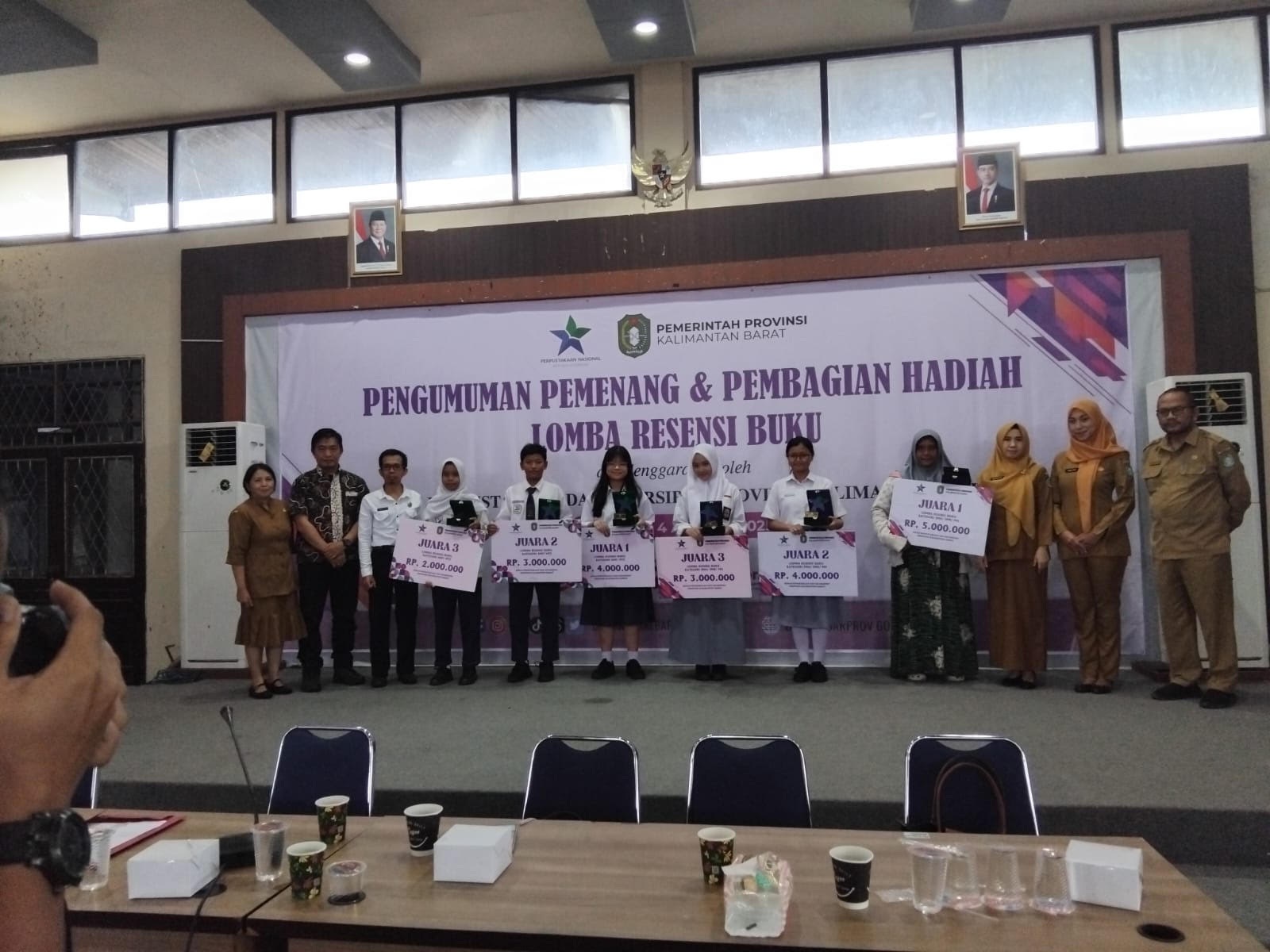PARA PEMENANG: Pengumuman pemenang lomba resensi buku yang diselenggarakan Dinas Perpustakaan dan Kearsipan Provinsi Kalimantan Barat, Senin (4/8).
