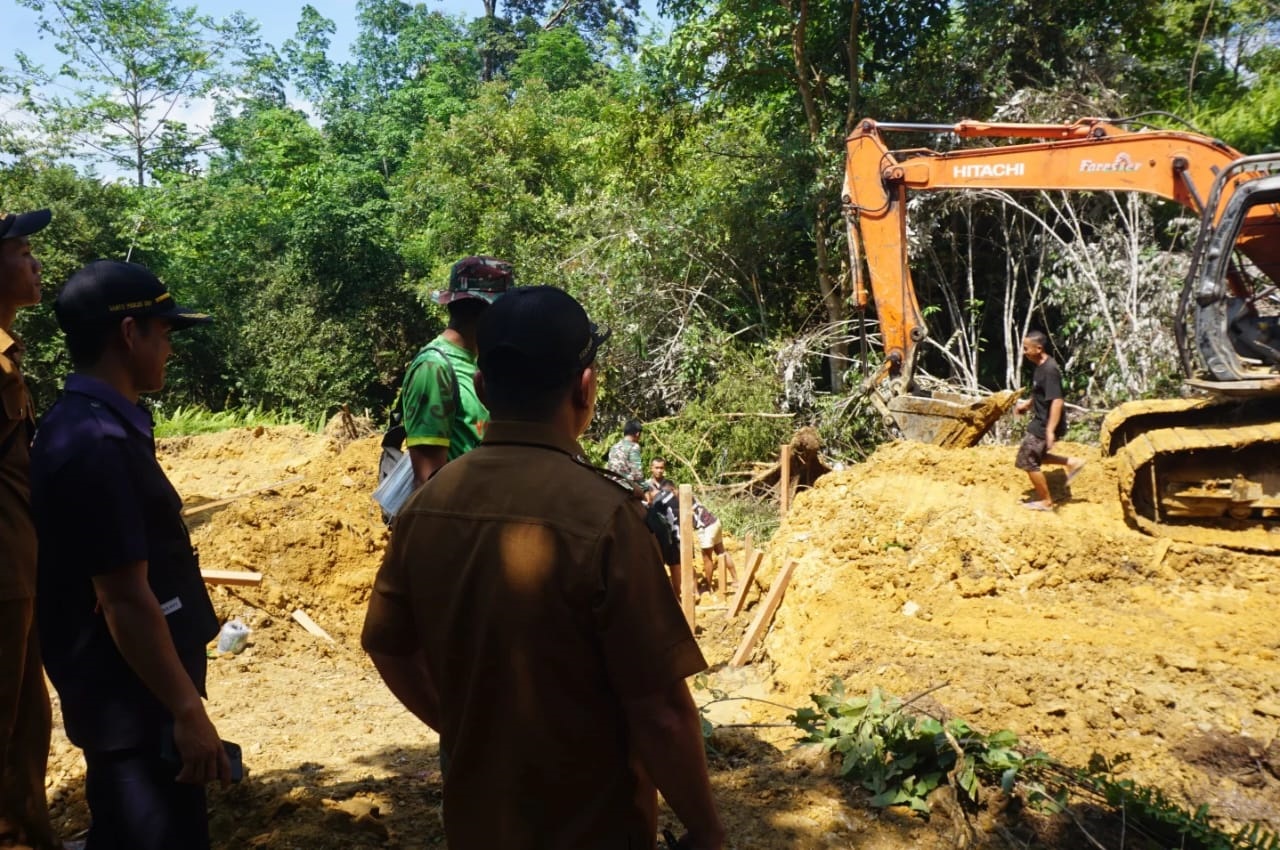 APRESIASI: Kades Sungai Pengga apresiasi langsung pekerjaan Sasaran Fisik TMMD ke-125 Kodim 1205/Sintang di Lapangan