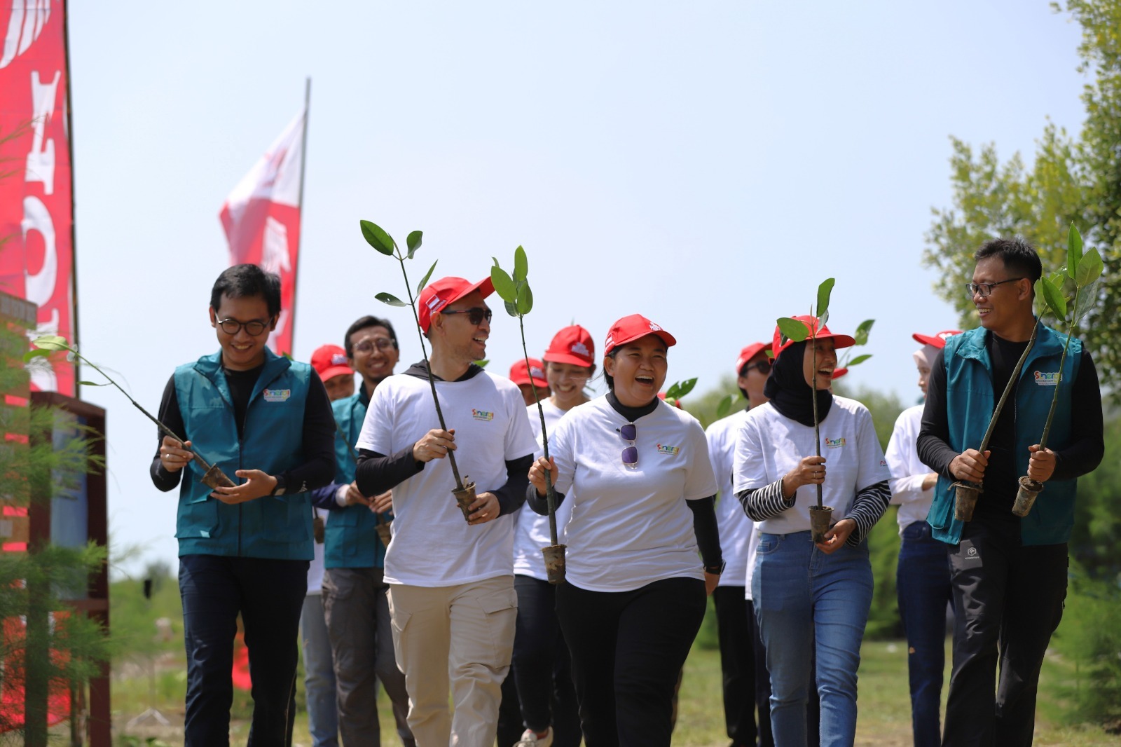 Puluhan karyawan Astra Honda Motor (AHM) bersama warga menanam 12.000 pohon mangrove jenis Rhizopora dan Avicennia di Kawasan Ekowisata Mangrove Tambaksari, Karawang, Senin (29/7).