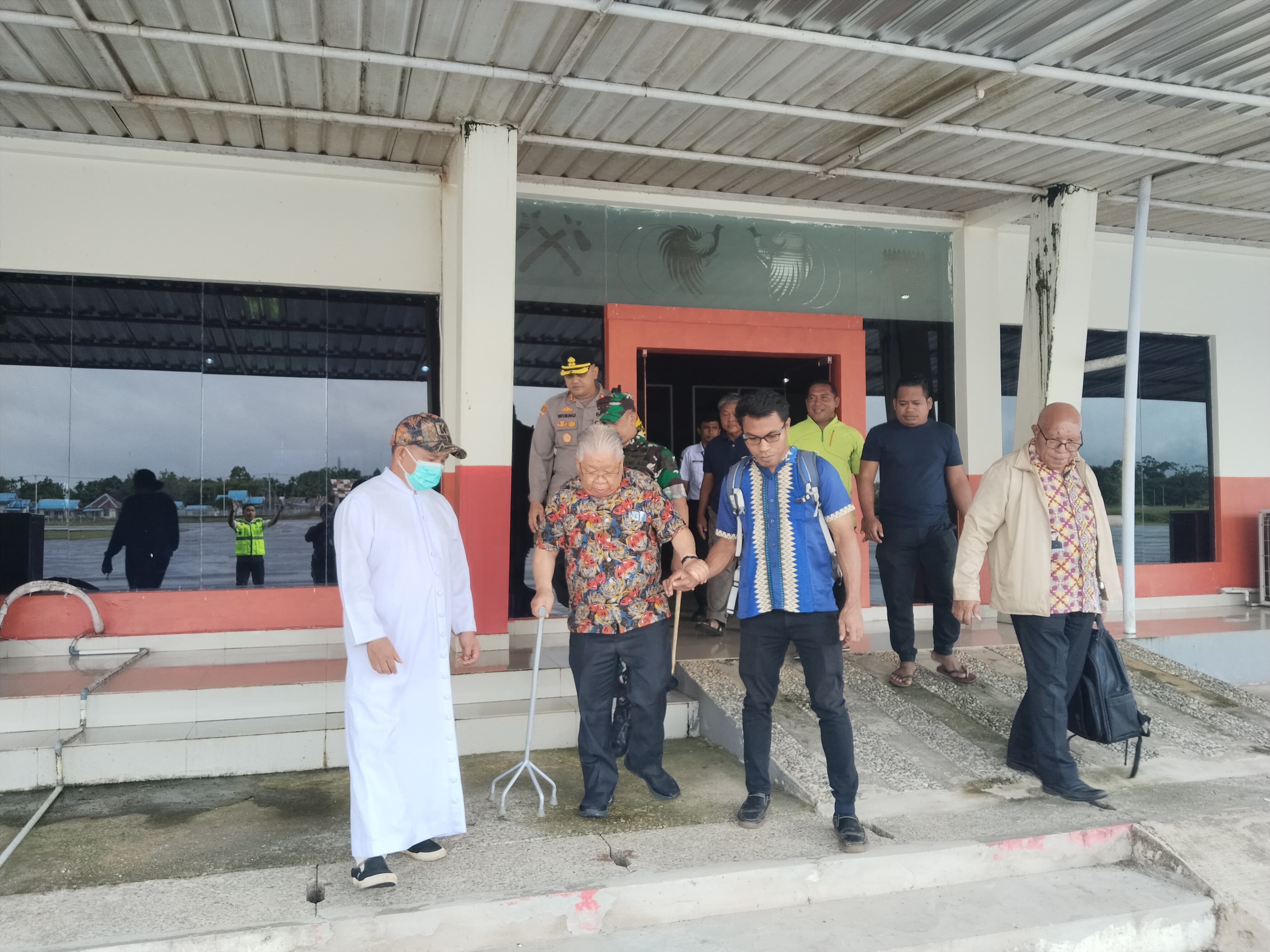 Uskup Mandagi didampingi rombongan saat meninggalkan Bandara Tanah Merah usai rangkaian kegiatan pastoral di Boven Digoel.