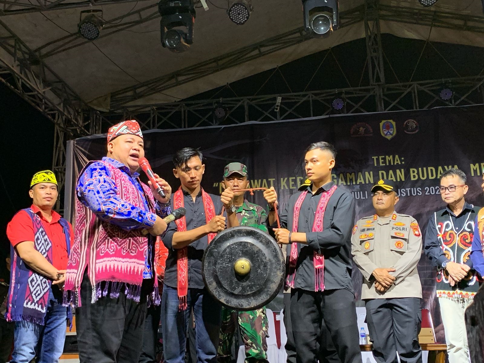 TUTUP: Ketua DPRD Kabupaten Melawi Hendegi Januardi Usfa Yursa menutup rangkaian acara PGD XVII&nbsp; di Stadion Raden Temenggung Setia Pahlawan Nanga Pinoh, Sabtu malam (2/8)