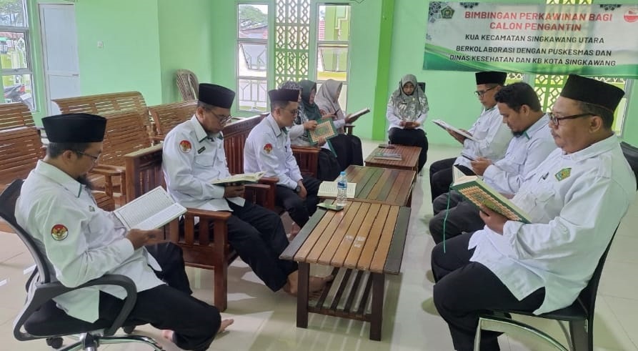 TADARUS: Pegawai KUA Singkawang Utara mengikuti Tadarus Al-Qur&rsquo;an usai apel pagi, sebagai bagian dari pembinaan spiritual dan integritas ASN.