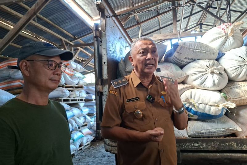 EKSPOR JAGUNG: Wakil Bupati Bengkayang Syamsul Rizal (kanan) di dampingi pembina Koperasi Teguh Bengkayang Sejahtera menjelaskan tentang ekspor jagung ke Malaysia lewat PLBN Jagoi Babang di Bengkayang