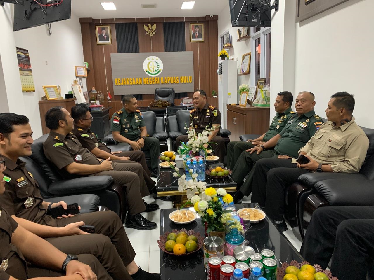 SILATURAHMI : Dandim 126 Psb saat silaturahmi ke Kejaksaan Negeri Kapuas Hulu