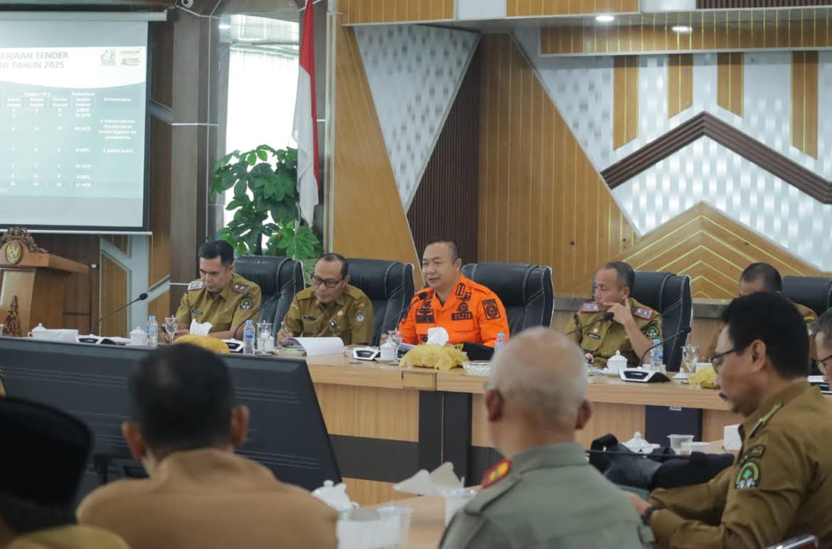 EVALUASI : Bupati Ketapang, Alexander Wilyo, memimpin rapat evaluasi capaian kinerja di Kantor Bupati, Senin (4/8) siang.
