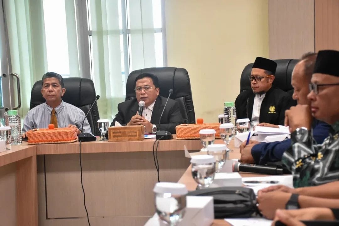 KOORDINASI: Wakil Bupati Kubu Raya, Sukiryanto, memimpin rapat koordinasi menyikapi Fatwa MUI Kalbar tentang Tarekat A-Mu&rsquo;min di Kantor Bupati, Senin (4/8).