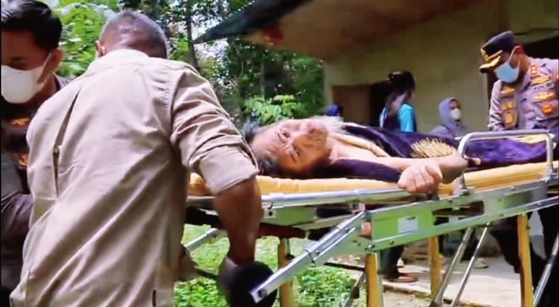 EVAKUASI: Kapolres Singkawang AKBP Dody Yudianto dan anggotanya mengevakuasi Aleng (58), lansia terlantar di Gang Semanuk, Sijangkung, Singkawang Selatan, Senin (4/8).