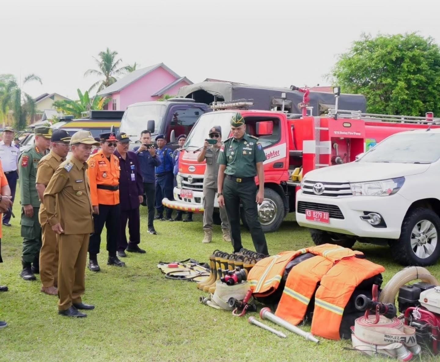 TINJAU: Bupati Sintang, Gregorius Herkulanus Bala, meninjau kesiapan peralatan penanggulangan karhutla usai gelar pasukan Siaga Darurat Kabut Asap, Selasa (5/8), di Kodim 1205/Sintang.