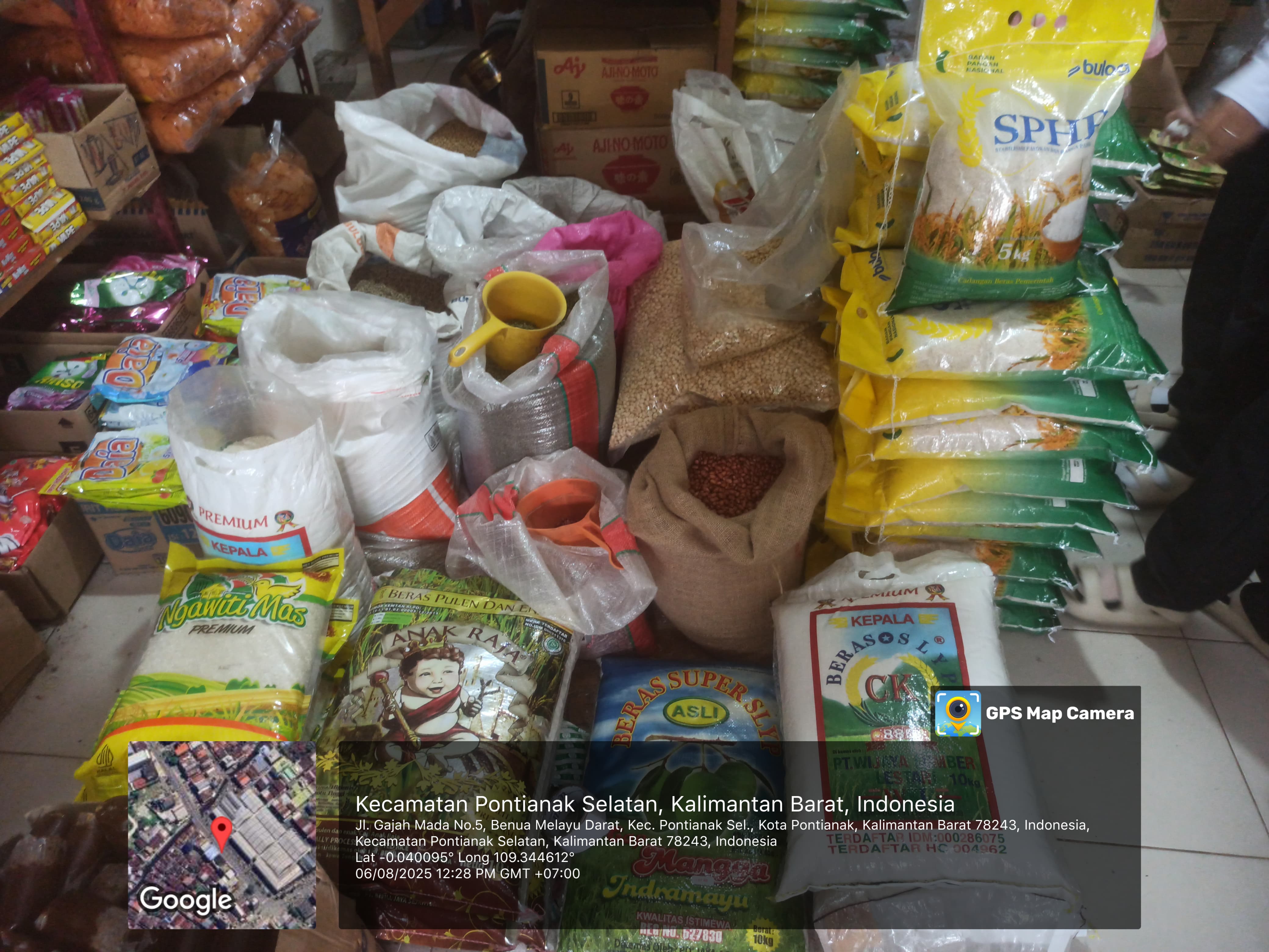 Stok beras medium dan premium tetap aman di Pasar Tradisional Pontianak, harga stabil dipantau pemerintah.