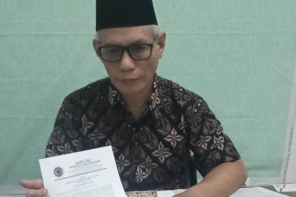 Sekretaris Umum MUI Kalbar, Muhammad Sani saat menunjukkan dokumen Fatwa MUI yang menyatakan bahwa ajaran Tarekat Al-Mu&rsquo;min merupakan ajaran sesat dan menyesatkan pada Rabu (6/8).