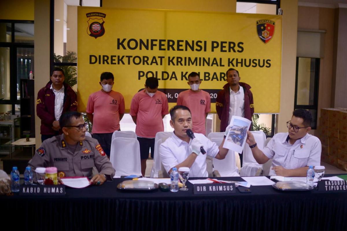 Ditreskrimsus Polda Kalbar Kombes Burhanudin, dalam konferensi pers pengungkapan kasus PETI dan Penyelewengan migas ilegal, Rabu (6/8).