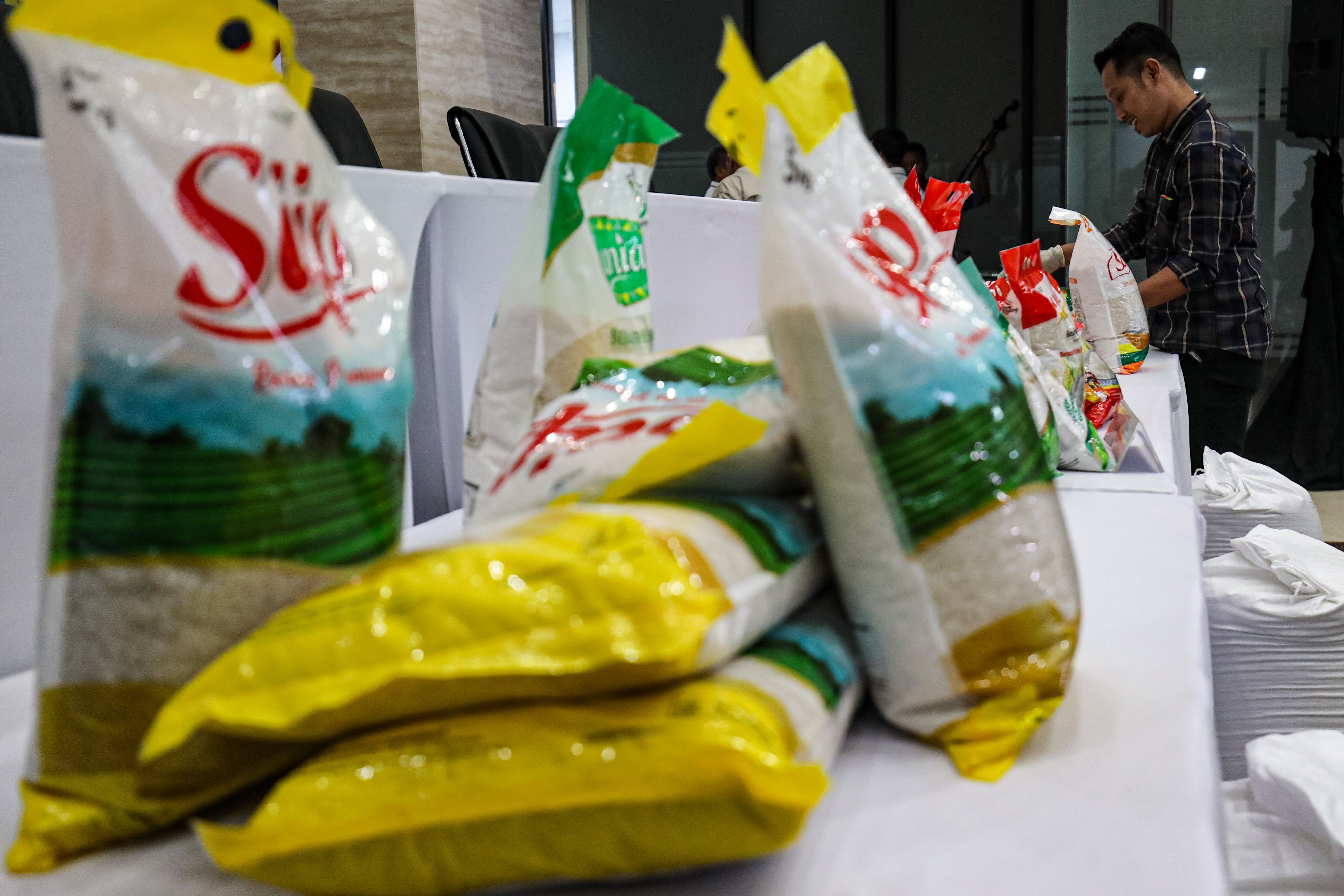 Barang bukti beras oplosan merek Sania, Sovia, dan Fortune di Gedung Bareskrim, Mabes Polri, Jakarta, Selasa (5/8/2025).