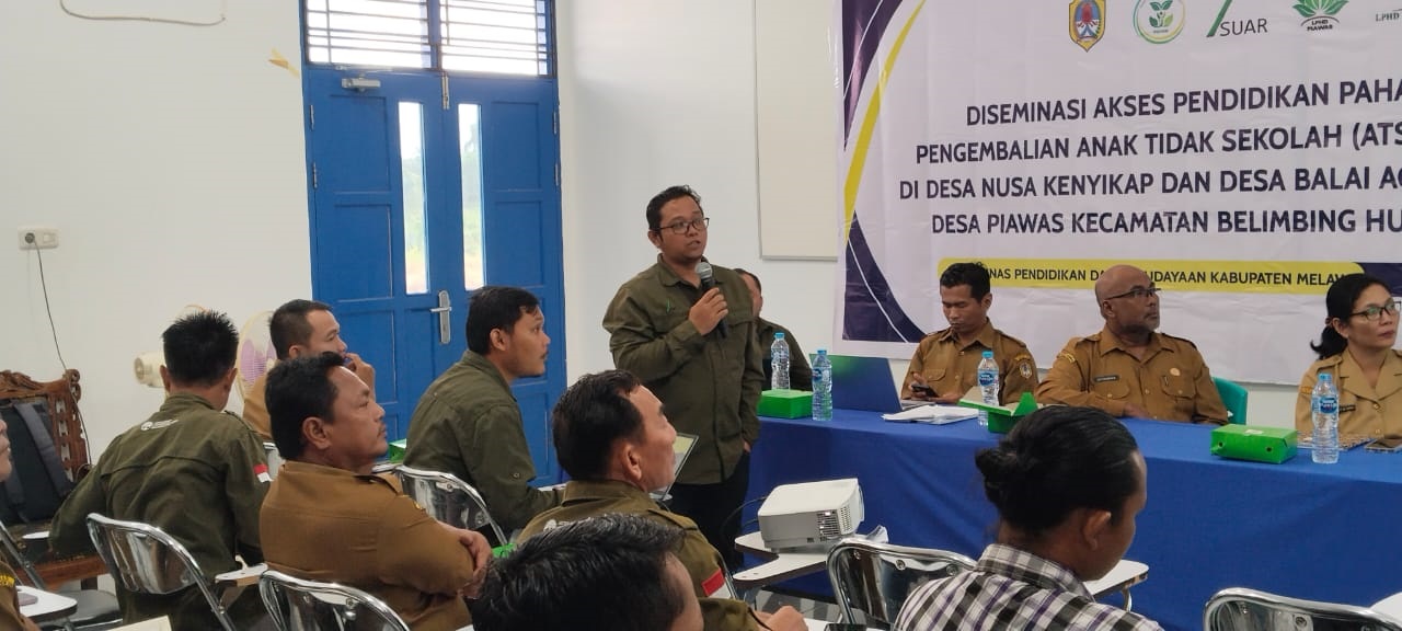 PAPARKAN: Irwan Kurniawan, Spesialis Komunikasi dan ESD, memaparkan Program PAHAM dalam kegiatan diseminasi akses pendidikan dan sinkronisasi pengembalian ATS ke bangku sekolah di Disdikbud Melawi,