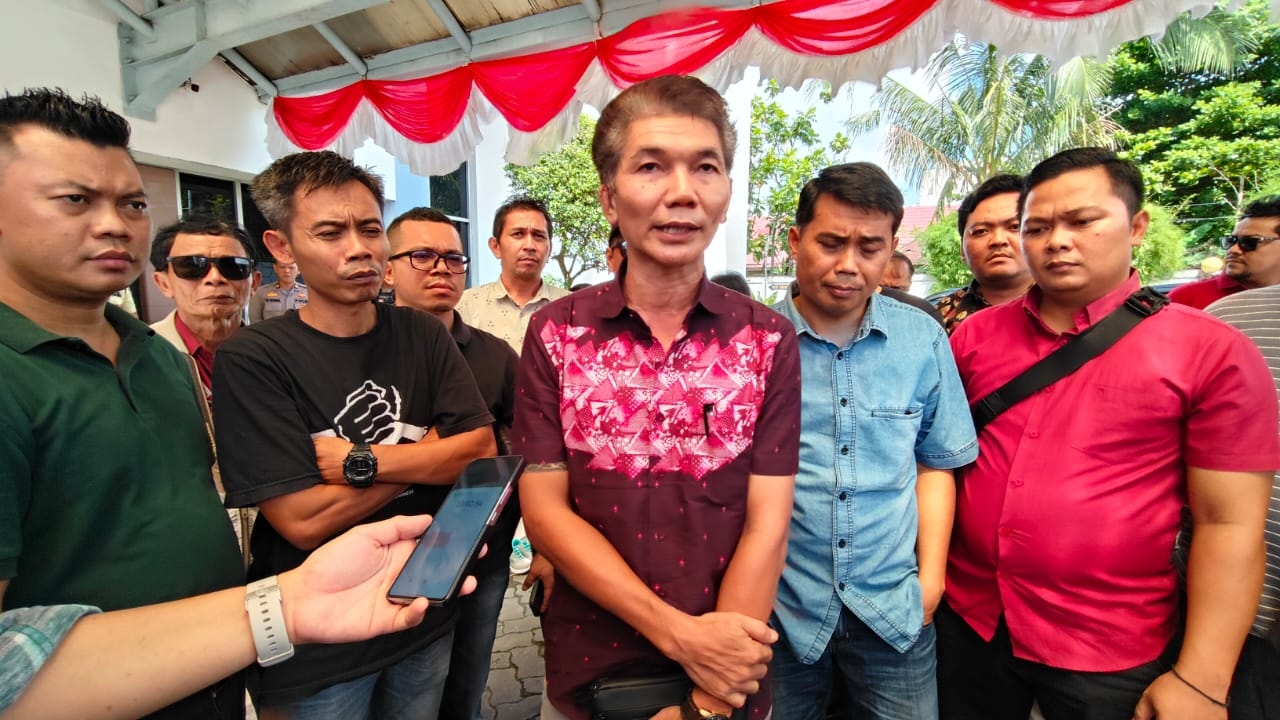 Puluhan anggota Credit Union (CU) Lantang Tipo mendatangi kantor Bank Tabungan Negara (BTN) Cabang Pontianak, Kamis (7/8) sore.