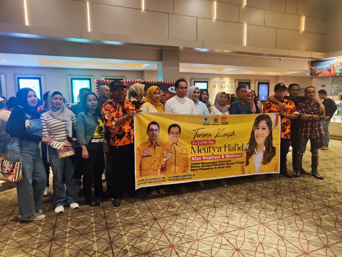 DPD Ormas MKGR Kalimantan Barat, dibawah kepemimpinan H. Prabasa Anantatur, menggelar Nonton Bareng (nobar) Film Lyora, Kamis (7/8) sore.