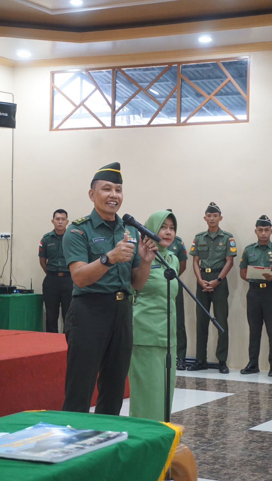 Kasdim 1206 Psb, Mayor Inf Supriyono, didampingi istrinya saat pamit tugas.