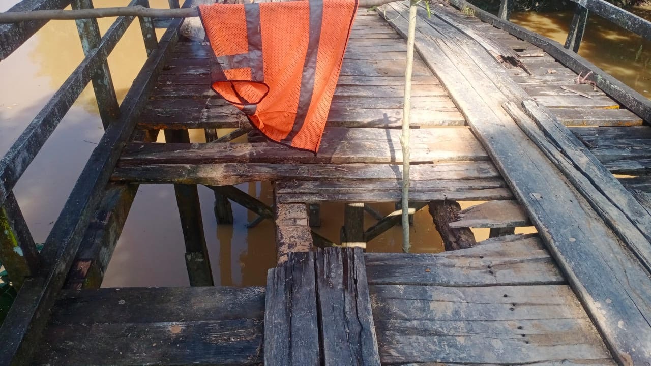 RUSAK : Jembatan Kuala di Manis Mata rusak dan harus segera diperbaiki.