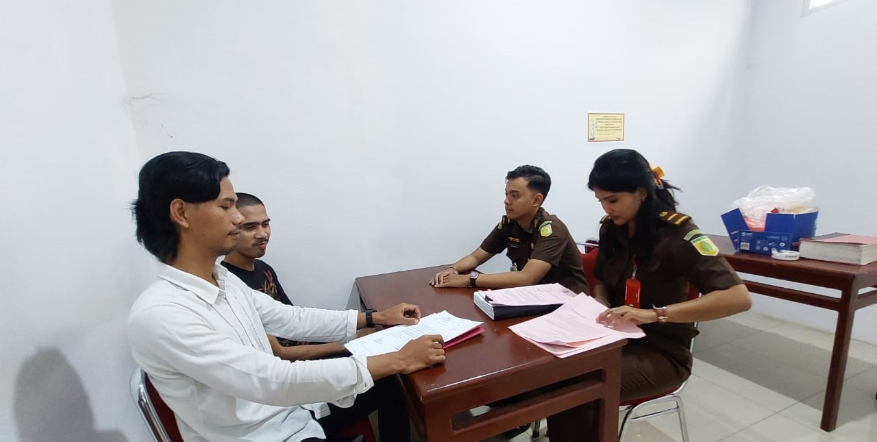 PERKARA : Satreskrim Polres Landak menyerahkan pelaku dan berkas perkara kasus pembunuhan di Menyuke ke Kejaksaan Negeri Landak.