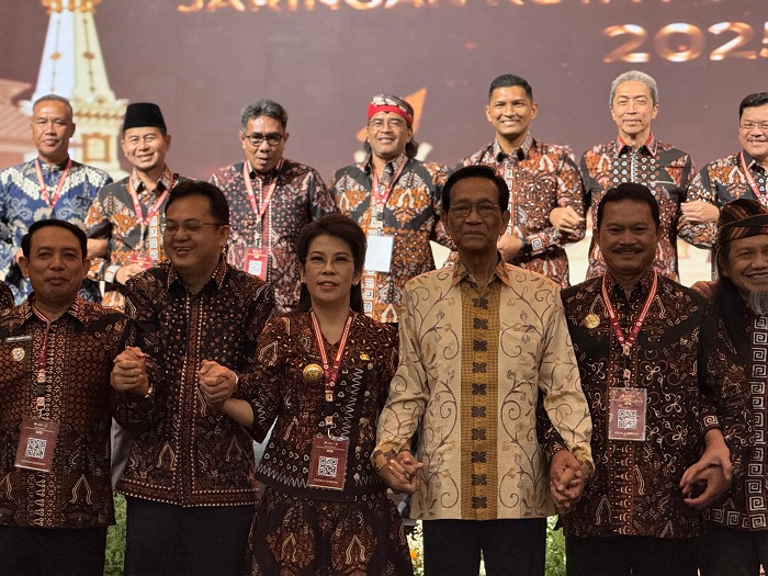 DIABADIKAN: Wali Kota Singkawang, Tjhai Chui Mie, bersama Gubernur DIY Sri Sultan HB X dan kepala daerah lainnya saat mengikuti Rakernas JKPI 2025 di Yogyakarta.