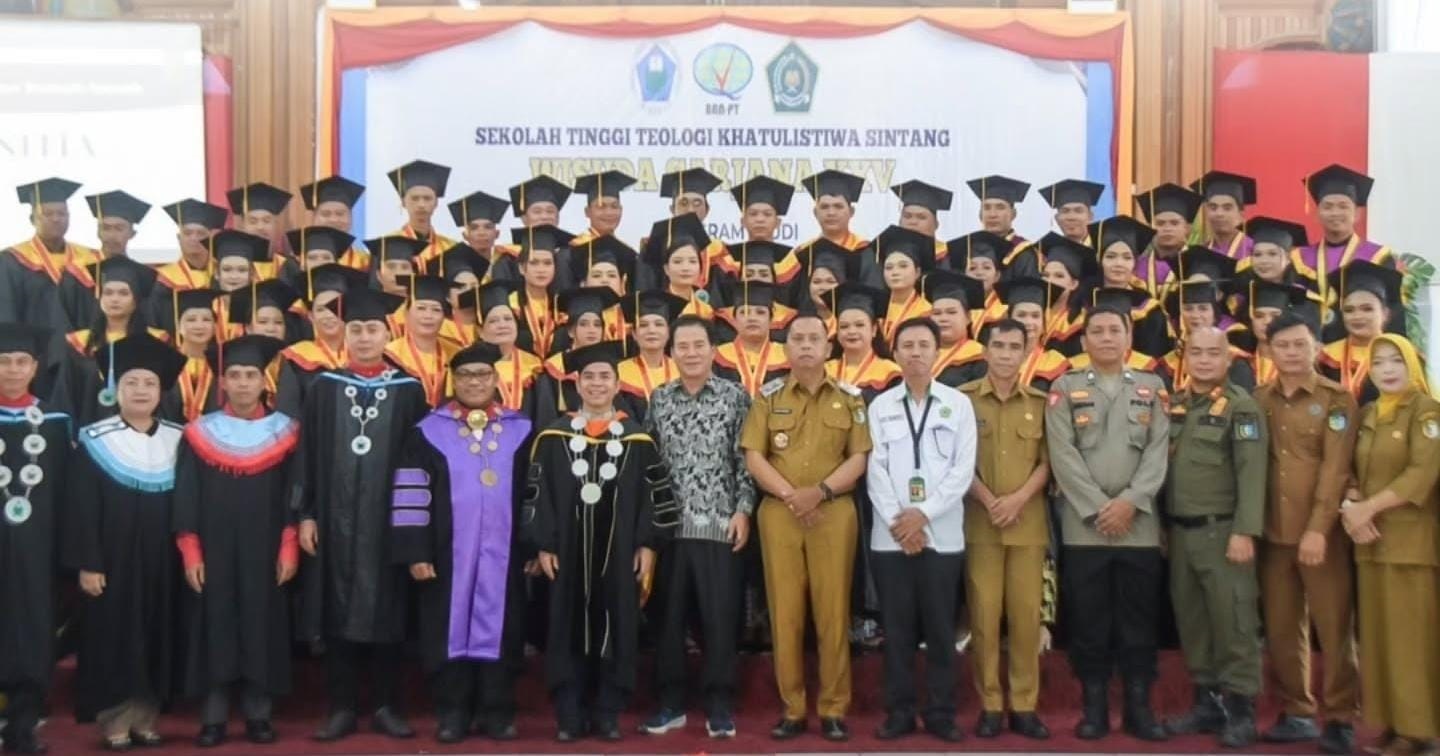 DIABADIKAN: Foto bersana wisuda 49 lulusan STT Khatulistiwa, Selasa (5/8) di Sintang.