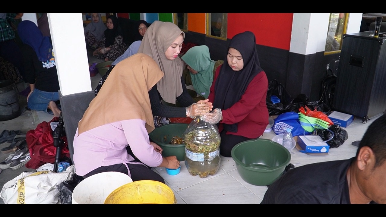 OLAHAN JERUK: Kegiatan sosialisasi dan pelatihan produk olahan jeruk diikuti antusias masyarakat khususnya petani jeruk.