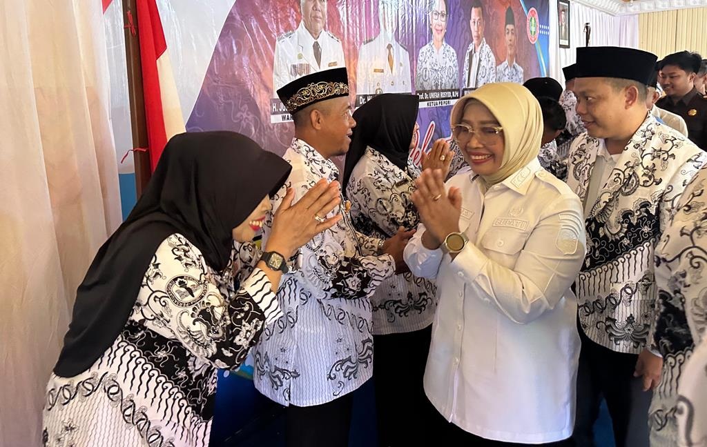 SELAMAT: Bupati Erlina memberikan ucapan selamat kepada Pengurus PGRI Mempawah yang baru dilantik.