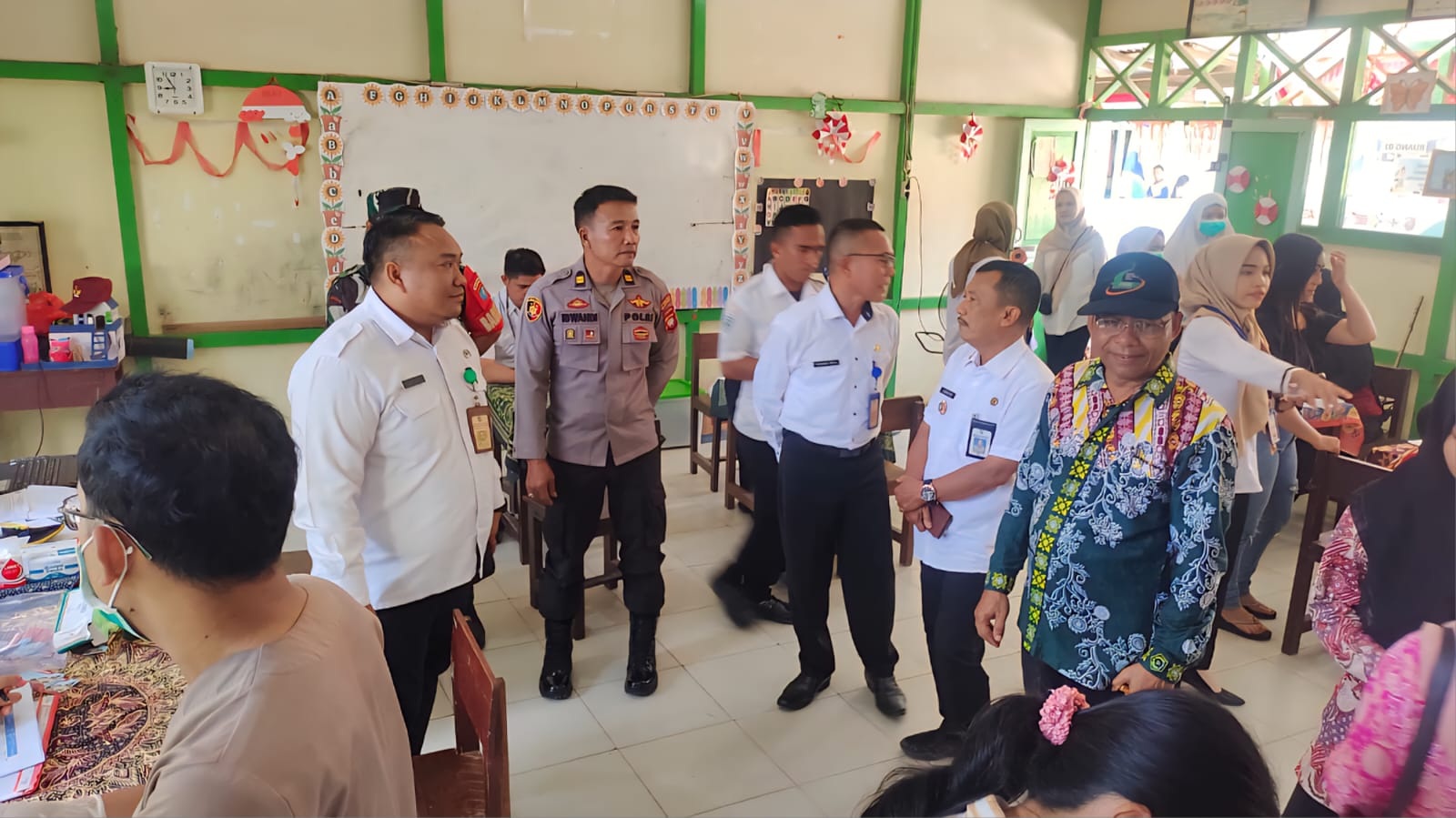 PANTAU: Forkopimcam Sungai Pinyuh memantau pemeriksaan kesehatan di SDN 03.