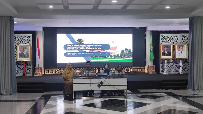 PELATIHAN: Asisten Administrasi Umum Setda Singkawang, Dede Sudraja, membuka pelatihan budaya kerja BerAKHLAK yang diikuti puluhan pejabat eselon dan JPT di lingkungan Pemkot Singkawang.