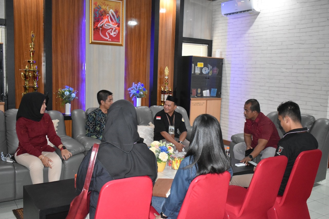 DISKUSI: Bawaslu Kubu Raya berdiskusi dengan pihak Lapas Kelas II A Pontianak dalam rangka pemutakhiran data pemilih warga binaan.