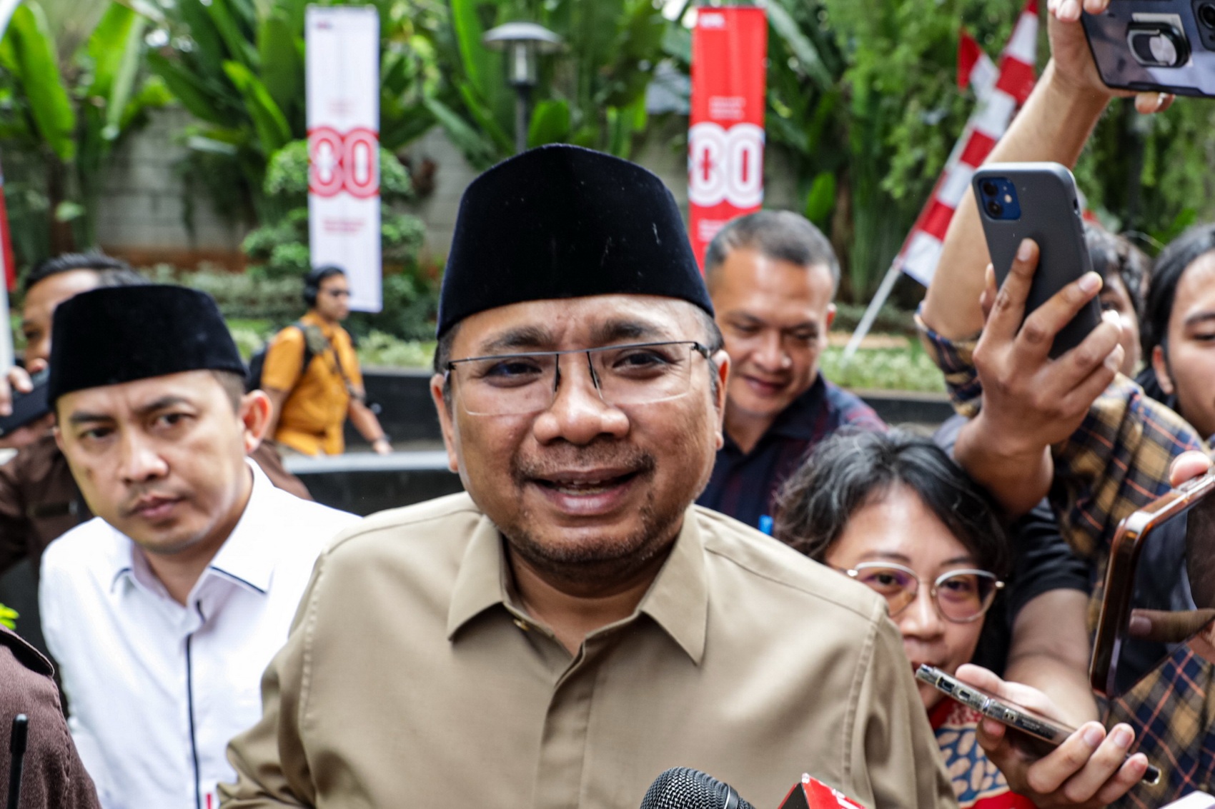 Mantan Menteri Agama, Yaqut Cholil Qoumas saat tiba di Gedung Merah Putih KPK, Kuningan, Jakarta Selatan, Kamis (7/8/2025). Yaqut hadir memenuhi panggilan KPK untuk menjalani klarifikasi terkait penyelidikan dugaan korupsi kuota haji. FOTO: SALMAN TOYIBI/
